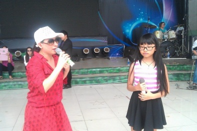 Phương Mỹ Chi lần đầu song ca cùng ca sĩ Phi Nhung